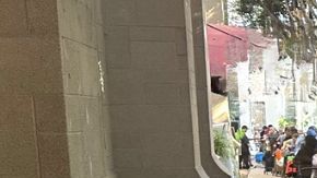 Voluntarios reparten comida para familias inmigrantes en Los Ángeles.