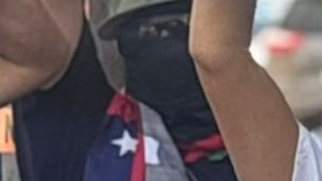 Varios niños piden a Los Dodgers fijar postura frente las redadas migratorias.