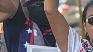 Varios niños piden a Los Dodgers fijar postura frente las redadas migratorias.