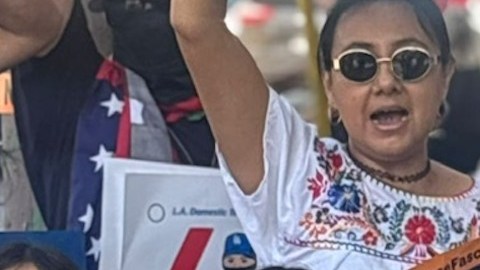 Varios niños piden a Los Dodgers fijar postura frente las redadas migratorias.