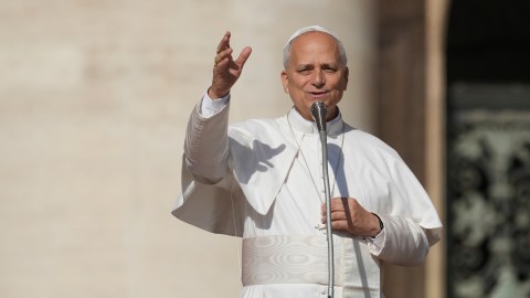 Carlo Acutis, fallecido de leucemia, creó sitios web multilingües para difundir la doctrina católica, lo que le valió el apodo de “el influencer de Dios”.