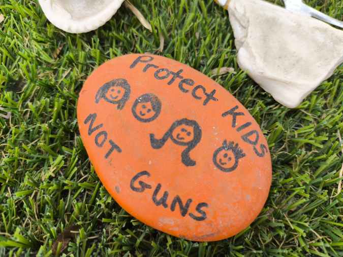 Protejan a los niños, no a las armas, dice este medallón en el Monumento conmemorativo de la plaza Uvalde.