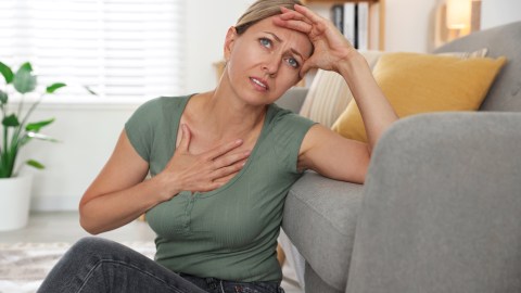 Consideraciones sobre beneficios y riesgos de la terapia hormonal para la menopausia podría cambiar su calificación
