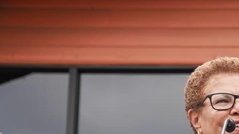 El exalcalde de Los Ángeles, Antonio Villaraigosa recibe el respaldo de la alcaldesa Karen Bass.