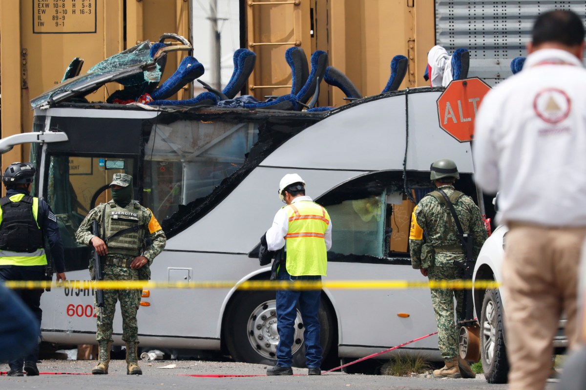 Detienen a conductor del autobús arrollado por tren en México que dejó ...