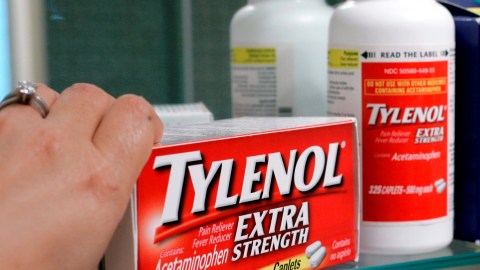 Trump culpa al Tylenol de contribuir con la creciente tasa de autismo, y promueve otro medicamento como reemplazo