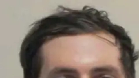 Foto de frente y de perfil de Tyler Robinson.