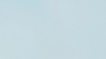 El vicepresidente J. D. Vance (d), su esposa Usha Vance (c) y Erika Kirk desembarcan con el cuerpo de Charlie Kirk, el 11 de septiembre de 2025 en Phoenix.