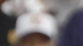 MADRID, 20/09/2025.- El defensa brasilero del Real Madrid Éder Gabriel Militão (detrás) celebra con Kylian Mbappé el primer gol conseguido ante el RCD Espanyol, durante el partido de la jornada 5 de LaLiga EA Sports, que disputan el Real Madrid y el RCD Espanyol, en el estadio Santiago Bernabéu de la capital española. EFE/Sergio Pérez