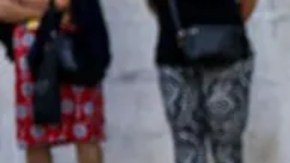 Una mujer coloca flores en el sitio donde ocurrió el accidente en Lisboa.