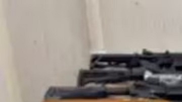 los agentes encontraron 23 armas de fuego, algunas aseguradas y otras no