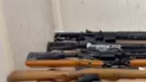 los agentes encontraron 23 armas de fuego, algunas aseguradas y otras no