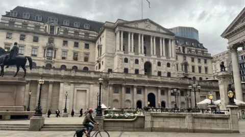El actual edificio del Banco de Inglaterra cubre una cuadra entera del centro financiero de la capital británica.