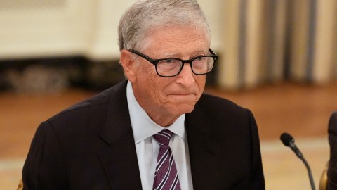 "La IA está llegando, resolverá muchos problemas y creará nuevos problemas", dijo Gates.
