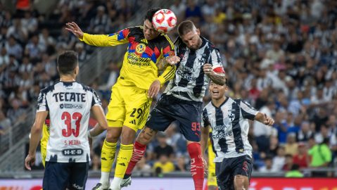 AME1390. MONTERREY (MÉXICO), 21/09/2025.- Sergio Ramos (d) de Monterrey disputa el balón con Ramón Juárez de América este sábado, en un partido de la Liga MX entre Monterrey y América en el estadio BBVA, en Monterrey (México). EFE/ Miguel Sierra