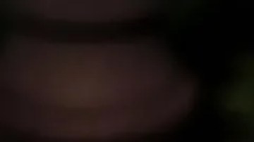 Velas delante de una foto del fallecido activista político Charlie Kirk durante una vigilia.