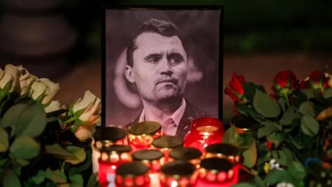 Velas delante de una foto del fallecido activista político Charlie Kirk durante una vigilia.
