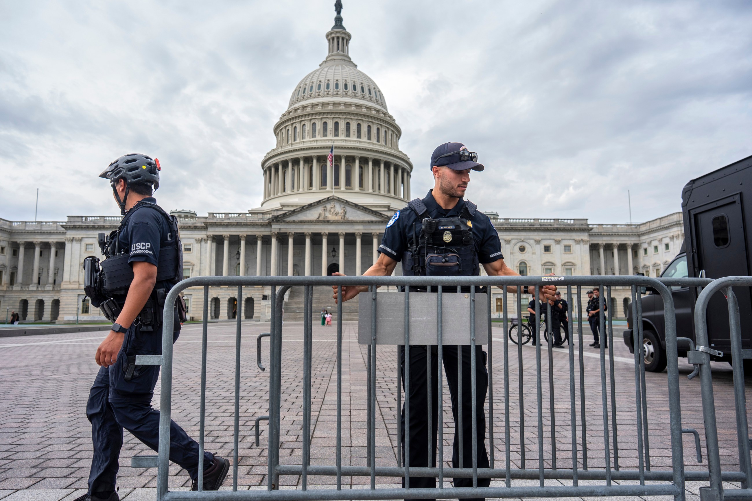La Casa Blanca amenaza con despidos masivos de empleados si hay un cierre del gobierno - La Opinión