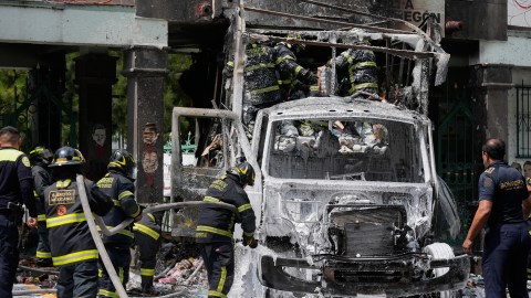 Tras estrellar el camión, sujetos comenzaron a lanzar cohetones provocando que la unidad se incendiara.