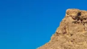 Varias mujeres se manifiestan en el lecho ahora seco del lago Urmia para llamar la atención sobre las crisis del cambio climático y el agotamiento del agua.