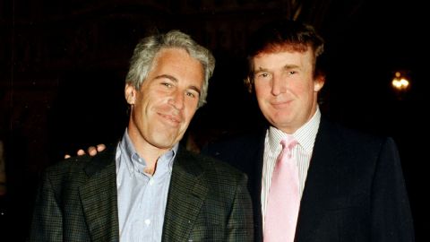 Supuestamente Trump  envió en 2003 una felicitación por su 50 cumpleaños al millonario pederasta Jeffrey Epstein.
