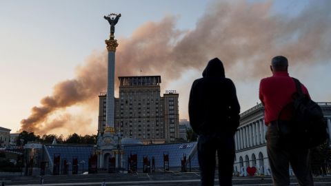 Rusia ataca por primera vez el edificio del Gabinete, la sede del gobierno de Ucrania, durante una nueva ola de bombardeos masivos