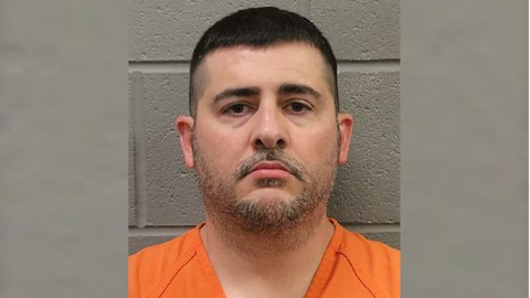 El presunto agresor, Leon Gonzalo Jr., de 42 años, fue detenido y trasladado a la cárcel del condado de Harris.