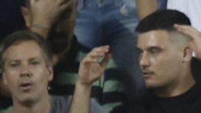 VALENCIA, 30/09/2025.- El delantero venezolano del Oviedo Salomón Rondón (c) celebra su gol, segundo del equipo asturiano ante el Valencia, durante el partido de LaLiga de fútbol que Valencia CF y Real Oviedo disputan este martes en el estadio de Mestalla. EFE/Kai Forsterling