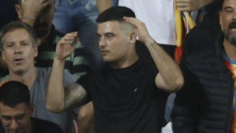 VALENCIA, 30/09/2025.- El delantero venezolano del Oviedo Salomón Rondón (c) celebra su gol, segundo del equipo asturiano ante el Valencia, durante el partido de LaLiga de fútbol que Valencia CF y Real Oviedo disputan este martes en el estadio de Mestalla. EFE/Kai Forsterling