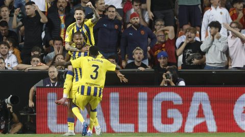 VALENCIA, 30/09/2025.- El delantero venezolano del Oviedo Salomón Rondón (c) celebra su gol, segundo del equipo asturiano ante el Valencia, durante el partido de LaLiga de fútbol que Valencia CF y Real Oviedo disputan este martes en el estadio de Mestalla. EFE/Kai Forsterling