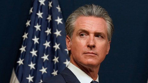 El gobernador demócrata de California Gavin Newsom firmó la ley que prohíbe a los agentes federales usar máscaras.