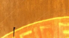 Un miembro del grupo de motociclistas Infidels MC y al fondo, un sitio de ayuda en Gaza.