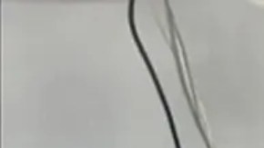 Las médicas australianas Saya Aziz y Nada Abu Alrub con Mohamed, un paciente de 13 años que quedó parcialmente paralizado tras un ataque israelí.