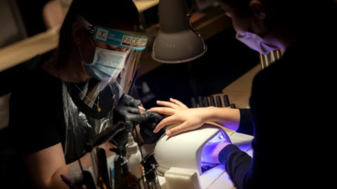 Prohíben en Europa dos sustancias muy utilizadas en esmaltes de uñas por ser tóxicas, todavía están permitidas en EE.UU.