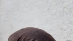 La madre de un adolescente palestino asesinado por fuego israelí llora durante su funeral.