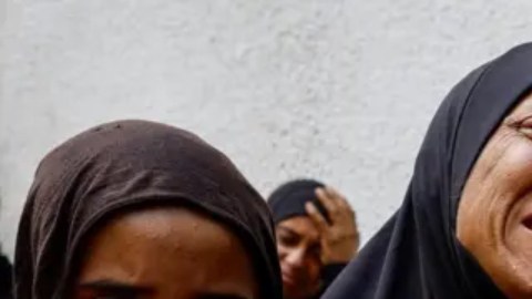 La madre de un adolescente palestino asesinado por fuego israelí llora durante su funeral.