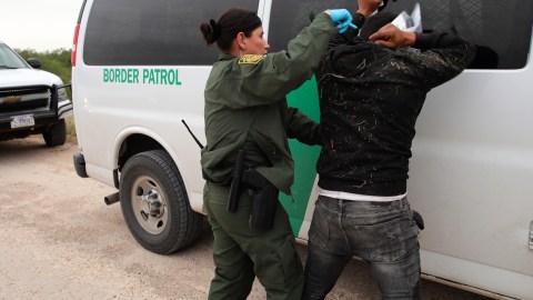 El joven fue arrestado junto a otro acompañante, bajo el cargo de tráfico humano.