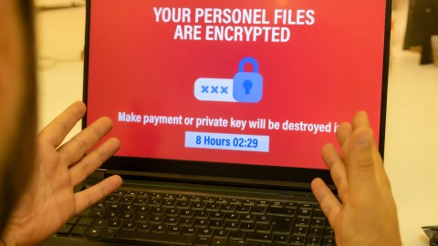 Los ataques de ransomware tal y como su nombre lo indica están diseñados para exigir el pago de un rescate a cambio de permitirle a los usuarios el tener acceso a sus propios archivos