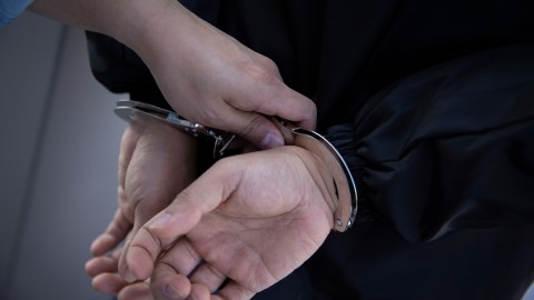 El agente rindió declaración y negó haber cometido delito alguno, según consta en el informe.