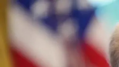 Trump advirtió: "si ponen en peligro nuestra seguridad, serán derribados".