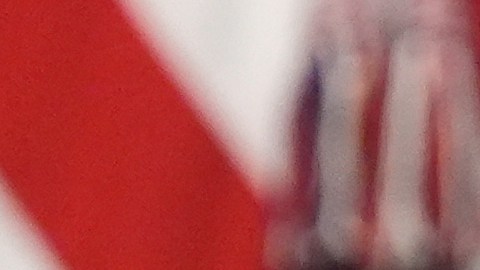 El presidente Donald Trump sostiene una orden ejecutiva firmada sobre TikTok.