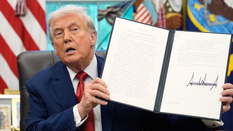 El presidente Donald Trump sostiene una orden ejecutiva firmada sobre TikTok.