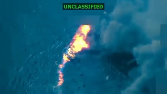 Captura de video tomado de la red social Truth Social de la cuenta @realDonaldTrump del presidente Donald Trump, que muestra una embarcación en llamas luego de ser atacada en el mar Caribe.