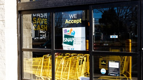 ¿Cómo los beneficiarios de SNAP en 10 estados se verán afectados por las restricciones de los cupones de alimentos