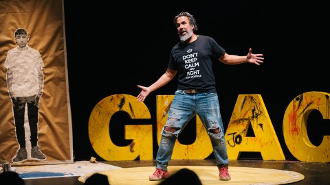 Manuel Oliver hace el monólogo de la pieza teatral con la que busca llamar la atención sobre el problema de la violencia armada en el país.