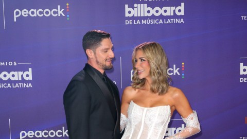 Paco Pizaña y Cristina Porta en la alfombra de Premios Billboard de la Música Latina/Miami, 23 de octubre 2025.