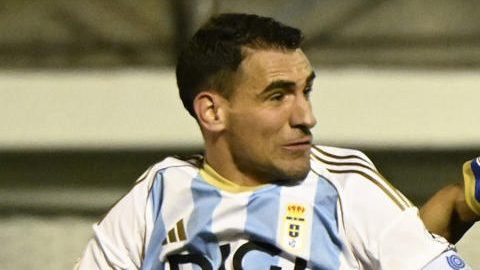 Imagen del primer gol del Ourense, el que inició la remontada sobre el Oviedo.