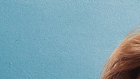 "Cómplices" es una idea original de Lucía Méndez y Pedro Antonio Torres, con guion de Alfredo Ballesteros y Fernando Nolla.