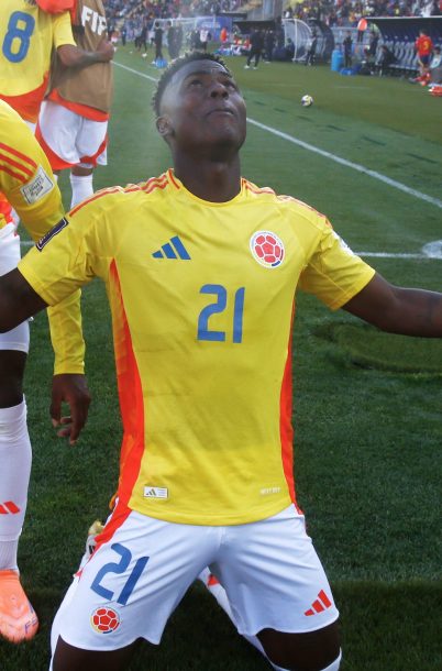 GR3021. TALCA (CHILE), 11/10/2025.- Néiser Villarreal (d) de Colombia celebra un gol este sábado, en un partido de cuartos de final de la Copa Mundial Sub-20 entre España y Colombia en el estadio Fiscal de Talca (Chile). EFE/ Benjamín Hernández