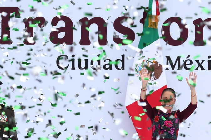 Sheinbaum celebra su primer año con un baño de masas y de continuidad con López Obrador
